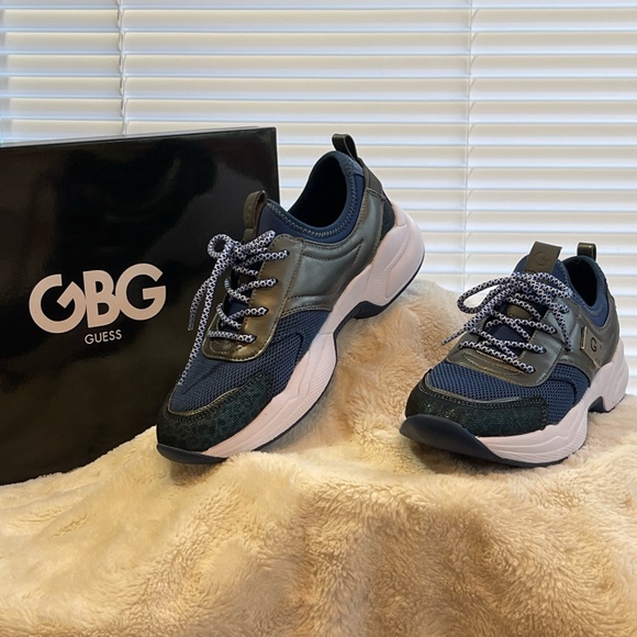 Beautiful Designer GBG Los Angeles Athletic Shoe -Women - Picture 4 of 9